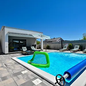  Ferienhaus House Sara With Heated Pool