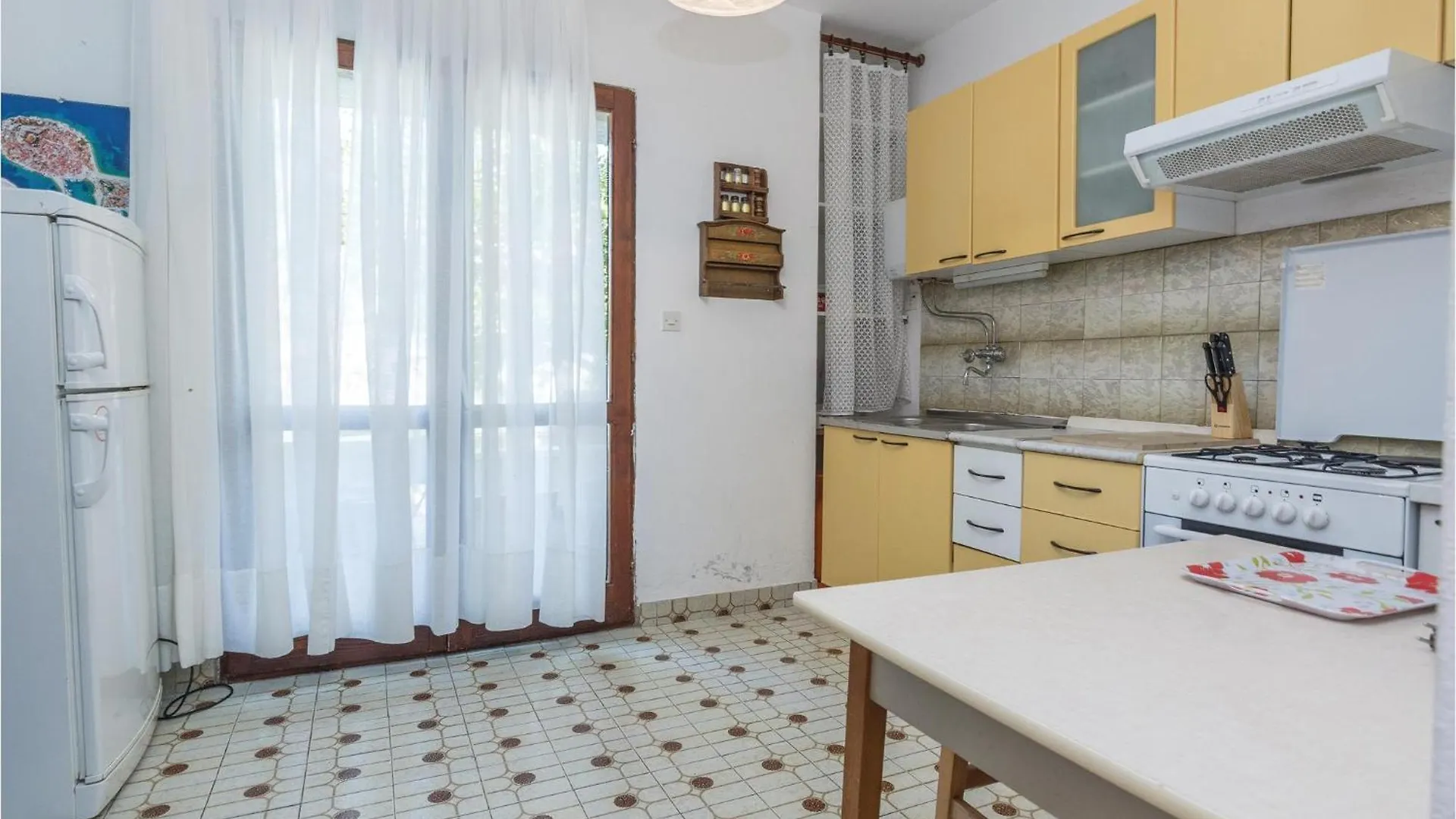 Ferienhaus Cozy Home In Privlaka With Kitchen